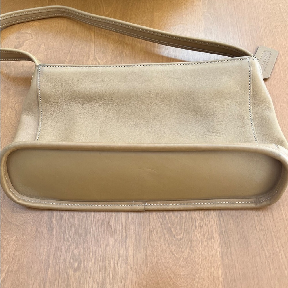 Vintage Bleeker British tan leather Coach zip handbag with shoulder strap